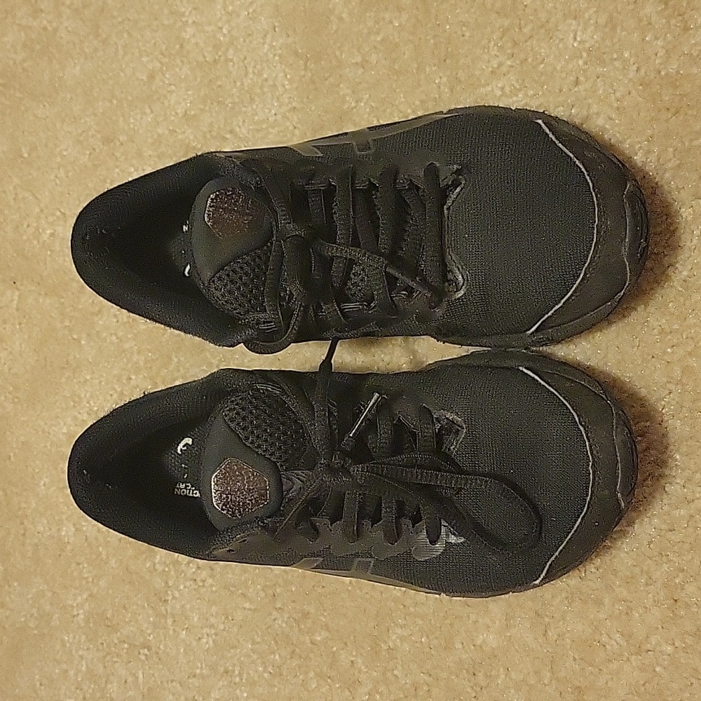 FREE WITH ANY PURCHASE! ASICS boy shoes,  size 5 FAIR CONDITION!